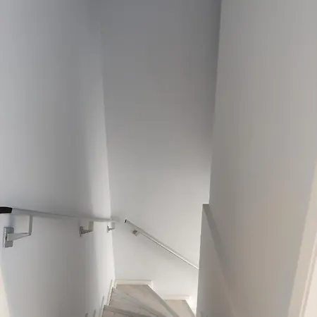 Long Al Lägenhet *